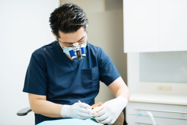 三好歯科 自由が丘 虫歯治療で歯の詰め物をする院長
