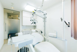 三好歯科 自由が丘の白い診療台がある診療室