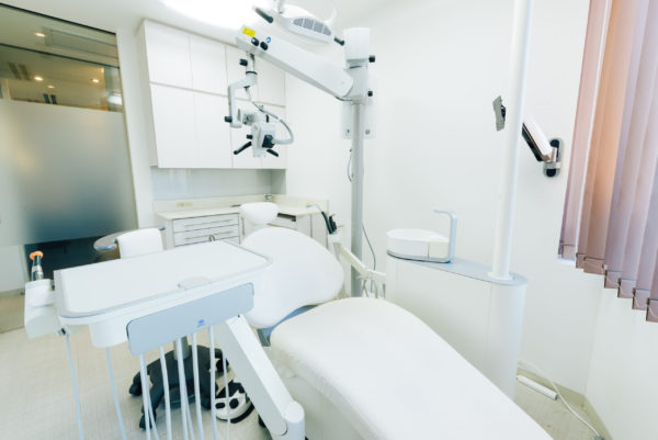 三好歯科 自由が丘の個室診療室の歯科ユニット