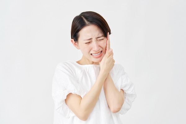 虫歯で歯が痛い女性｜患者さんが「むし歯（虫歯、う蝕）」についていること | 三好歯科自由が丘｜駅徒歩1分｜天然歯を残す